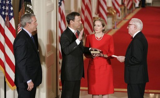 Former Justice Stevens swears in John Roberts as Chief Justice of the U.S. Supreme Court. while George W. Bush looks on. Wikimedia Commons, Public Domain.